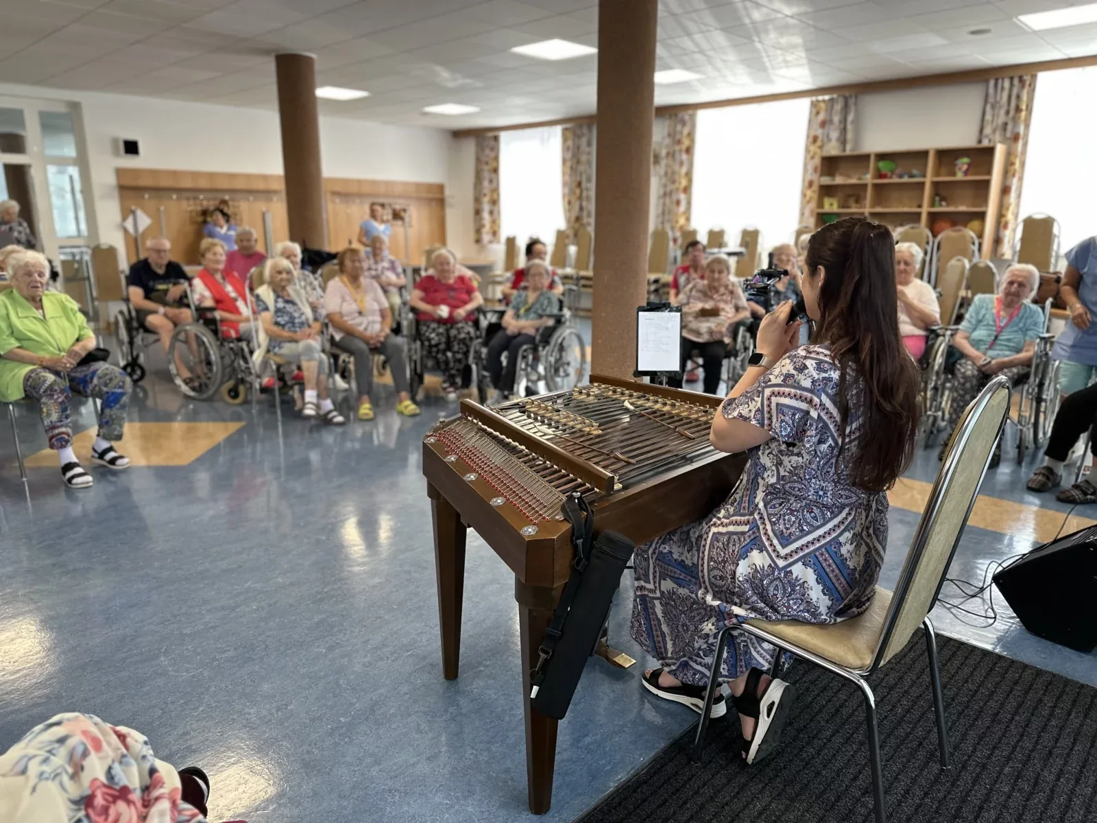 Hudební setkání u cimbálu v zařízení sociálních služeb